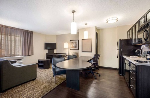Nassau Bay Hotel | Relaxation and Comfort in Houston! 2 Modern Units, Full Kitchen, Pets Allowed!