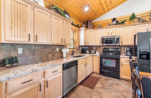 Branson Theater District Cabin | Relaxing Cabin with a Jacuzzi Tub and Private Covered Balcony