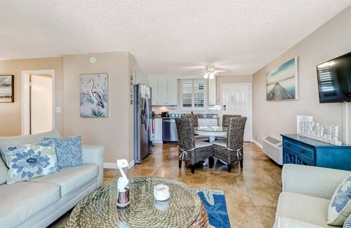 Bonita Springs Condo | REMODELED STUDIO | FREE WIFI | KING BED + QUEEN SLEEPER | FREE PARKING | STEPS TO BONITA BEACH