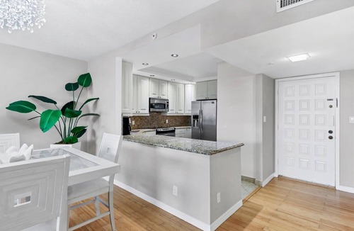 Longboat Key Condo | RENOVATED 2/2 w/VIEW, Beach/Pools/Fitness/Tennis