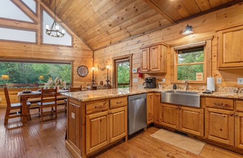 Blue Ridge Cabin | River Front! Pool Table! Riverfront Fire Pit! Hot Tub! BlueRidgeScenicRailway!