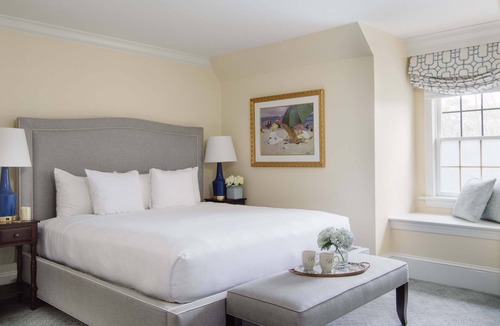 Country Club Estates Hotel | Romantic Club Suite | Window Seat & Fireplace