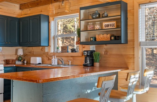 Omaha Cabin | Romantic Couples Cabin with Hot Tub and extras!