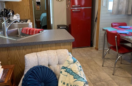 Omaha Cabin | Romantic Retro! Pool 💦 Relax Quiet Cozy Bungalow Nature Branson & Cricket Creek