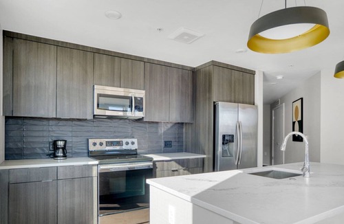 Congress Park Apartment | Roomy Congress Park 2BR w/ Gym & Pool, near shops & dining, by Blueground