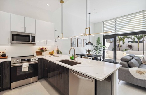 Gillespie Park Apartment | Rosemary District Beauty - Free Trolley to Beaches