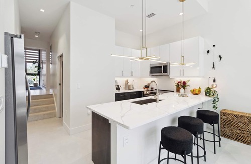 Gillespie Park Apartment | Rosemary District Beauty - Free Trolley to Beaches