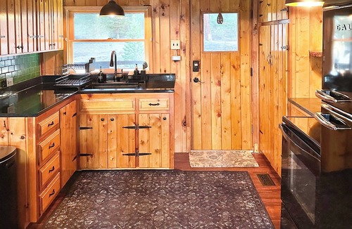 Allenspark Cabin | Rustic Log Cabin near National Park with Hot Tub & Mountain Views
