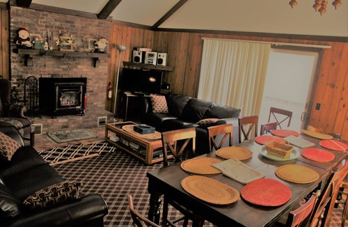 Killington Cabin | SALE 1/3 off. KILLINGTON 5 bedroom LOG cabin FEW MINUTES to Killington Rd SKIING