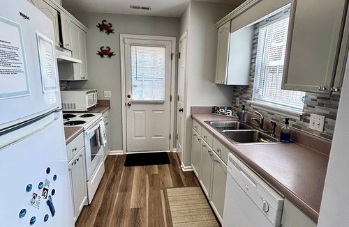 Tranquil Harbour House | Sapphire Retreat: Pet Friendly - Walk to the Beach.