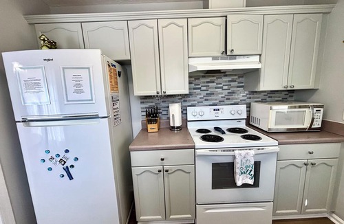 Tranquil Harbour House | Sapphire Retreat: Pet Friendly - Walk to the Beach.