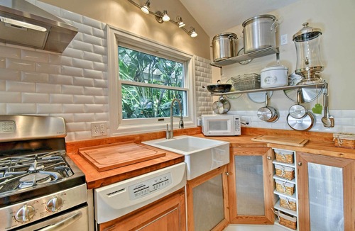 Central Sarasota Cottage | Sarasota Bungalow w/Pergola, Garden & Waterfalls!