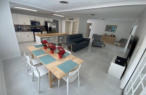 Indian Beach Sapphire Shores House | Sarasota Home Calm and Sunny in Sapphire S, 13 min. to Lido Key and 7 to Airport