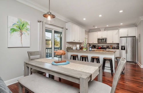 Tranquil Harbour House | Seaside Escape-3 bedroom,dog friendly,walk to beach,fenced yard,screened porch.