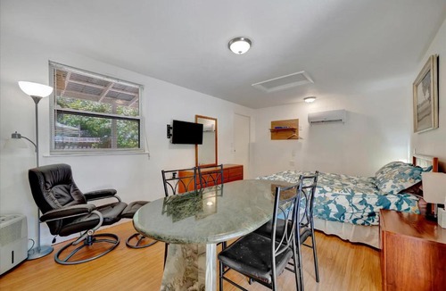 Sarasota Apartment | Secluded Cottage - Private BBQ Deck & Firepit