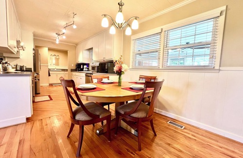 Sampson County House | Secluded Farmhouse Retreat - Groups & Pets Okay!