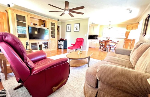 Sampson County House | Secluded Farmhouse Retreat - Groups & Pets Okay!