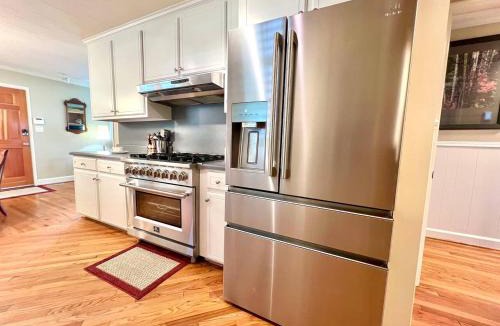 Sampson County House | Secluded Farmhouse Retreat - Groups & Pets Okay!