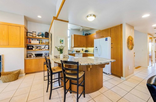 Ilexhurst House | Serenity: *Pet friendly *Heated pool *Balcony views *Steps to the sand!