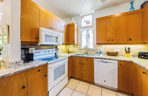 Ilexhurst House | Serenity: *Pet friendly *Heated pool *Balcony views *Steps to the sand!