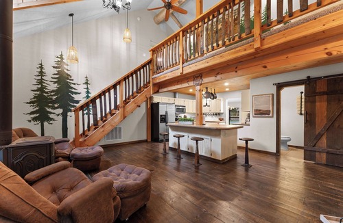 Omaha Cabin | Serve,soak & stay luxe on 15 acres-private hot tub