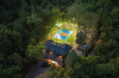 Omaha Cabin | Serve,soak & stay luxe on 15 acres-private hot tub