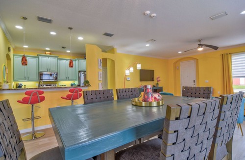 Lake Sarasota House | SHORT/LONG TERM RENTAL 3/2 HEATED POOL/UPDATED FLOORS 15 mins to Siesta Key.