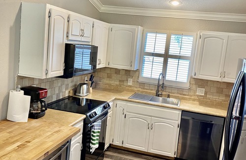 Palm Harbor House | Short walk to quaint small town Palm Harbor, Restaurants, Brewery, Trolley stop