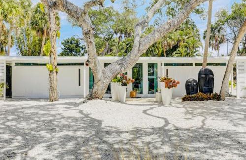 Siesta Key House | Siesta Key Beach - Sauna - Heated Saltwater Pool - Family & Pet Friendly - Fenced in Back Yard - Beach Gear & Beach Bikes Included -Zachs Private Beach House