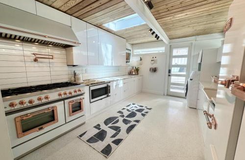 Siesta Key House | Siesta Key Beach - Sauna - Heated Saltwater Pool - Family & Pet Friendly - Fenced in Back Yard - Beach Gear & Beach Bikes Included -Zachs Private Beach House