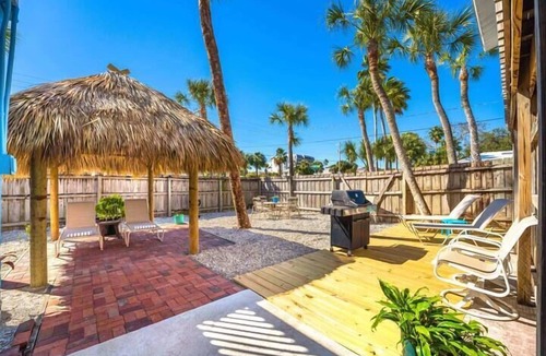 Siesta Key Cottage | Siesta Key Sanctuary -Pool-Kayaks-TikiHut-King bed