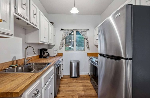 West Hartford Condo | Ski-In/Ski-Out Condo with Private Deck, Kingswood