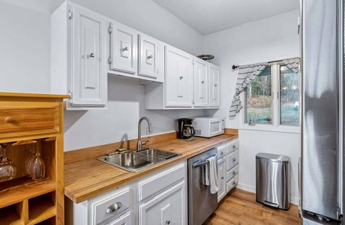 West Hartford Condo | Ski-In/Ski-Out Condo with Private Deck, Kingswood