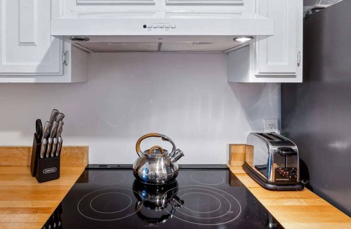 West Hartford Condo | Ski-In/Ski-Out Condo with Private Deck, Kingswood