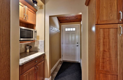 Killington Cabin | Ski-In/Ski-Out Mountain Retreat | 4BR Home at Pico Mountain