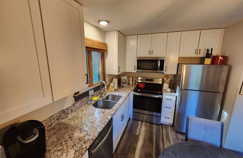 Killington House | ☆ SKI ON & OFF ☆ Spruce Glen B on Great Eastern Trail w/AC, Fireplace, Sauna