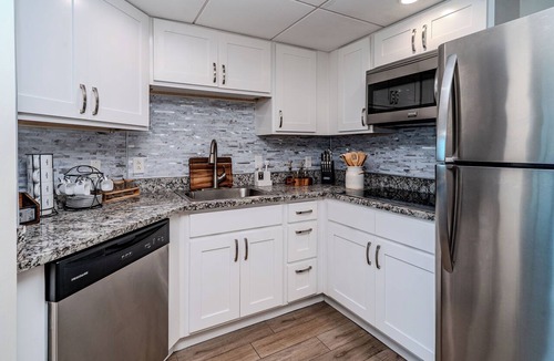 Fort Myers River District Apartment | Skyline Serenity Downtown Fort Myers 1BR Pool Gym & City Views