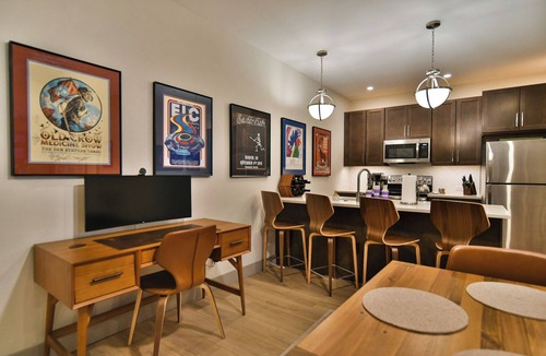 Silverthorne Condo | Skywalk Flats Amphitheater Retreat: Downtown, Rooftop Hot Tubs