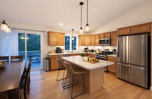 South Eliot House | Sleep up to 12, quick access to Kittery and Portsmouth, Beaches, Boat Launch