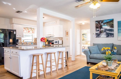 Seminole House | Sleeps 10! Just 5 minutes from White Sand Beaches!