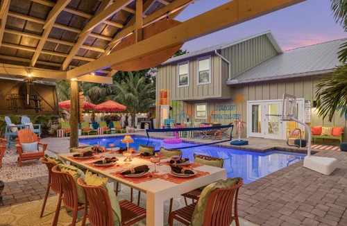Palma Sola House | Sleeps 20 - Games - Basketball - Pool - Movie Room