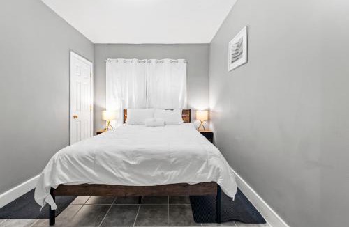 New Bedford Apartment | Sleeps 5 near ferry, train to Boston and downtown 3br apartment