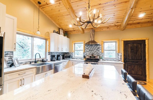 Big Bear Lake Cabin | SNOW BUNNY - Game Room - Hot Tub - Fire Pit