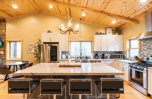 Big Bear Lake Cabin | SNOW BUNNY - Game Room - Hot Tub - Fire Pit