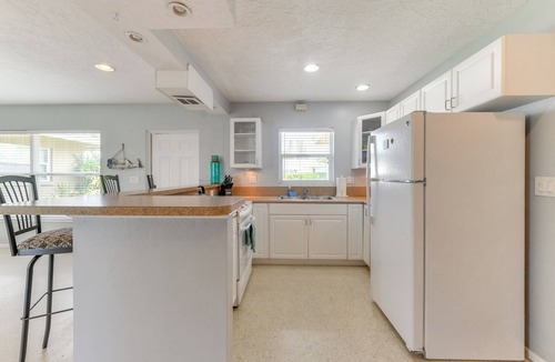 Sarasota House | Snowbird Haven! Pet Friendly & 3 Mi to Siesta Key