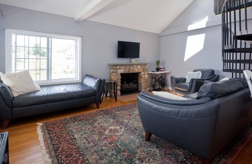 Montville Cottage | Social Distancing Escape on Oxoboxo Lake! Waterfront!!