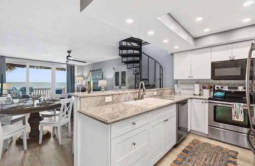 Belleair Beach Condo | Sonrisa 10 - Beachfront Townhome in Belleair Beach