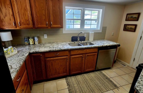 Cary House | Sophie’s Vintage Cottage - Next to Matthews House & Walkable to Downtown Cary