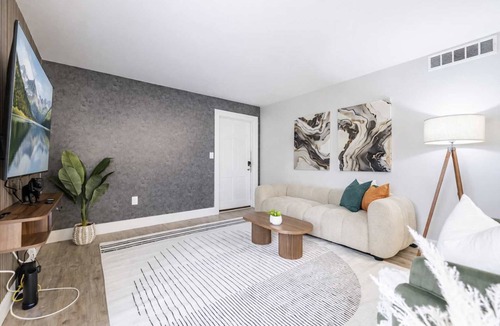 Beach Park Apartment | South Tampa Modern 2BR Retreat Pool, Gym & Walkable Location
