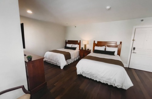 Downtown Hotel | Southern Pines The Jefferson Inn Deluxe 2-Queen Guestroom